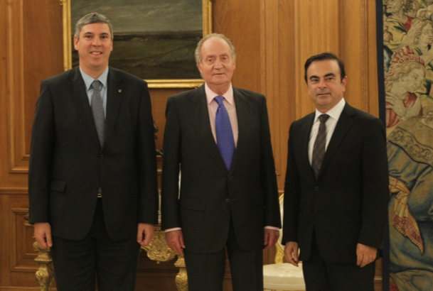 Su Majestad el Rey con el Sr. Carlos Ghosn, presidente y consejero delegado de Renault-Nissan Alliance y el Sr. José Vicente de los Mozos, presidente-